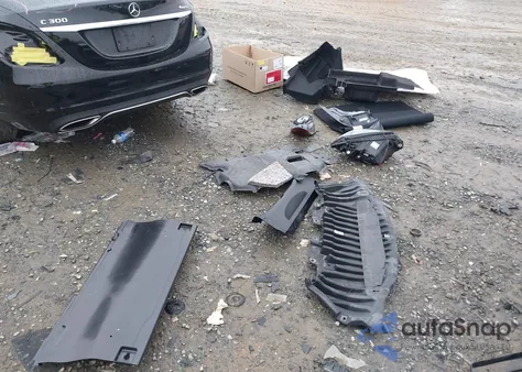 2018 Mercedes-Benz C 300 4Matic z USA, uszkodzony, nr VIN WDDWF4KB9JR397046